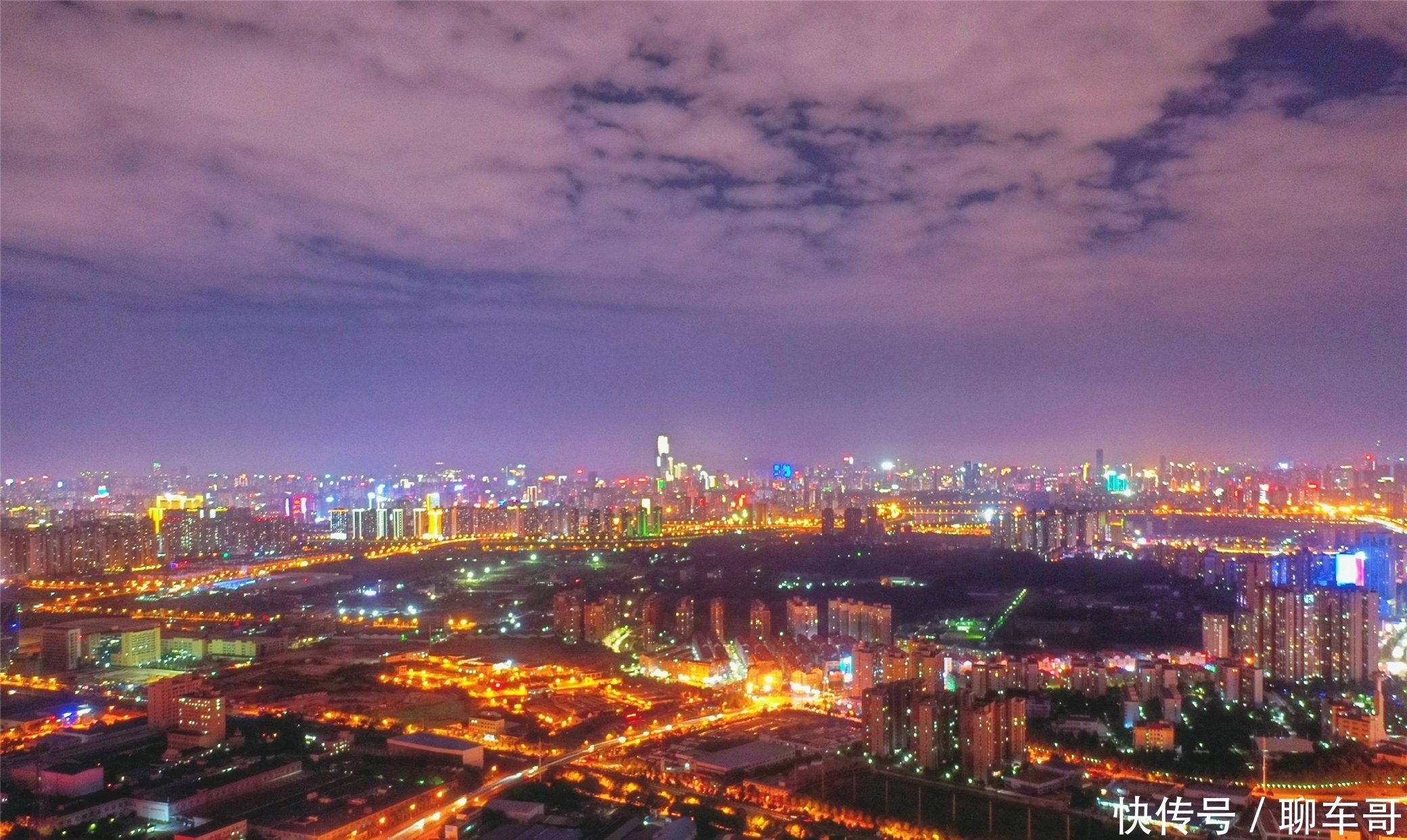  「跻身」这座县城与省会同名，跻身百强县五强，成为全省的骄傲