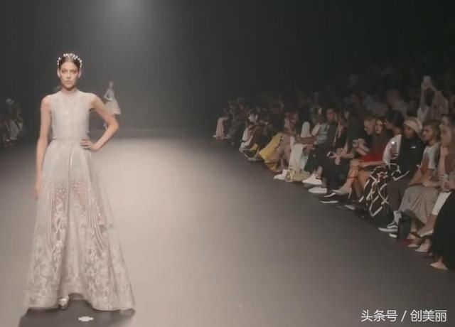 Atelier Zuhra春夏时装周上惊艳无比，各款婚纱造型使人眼花缭乱