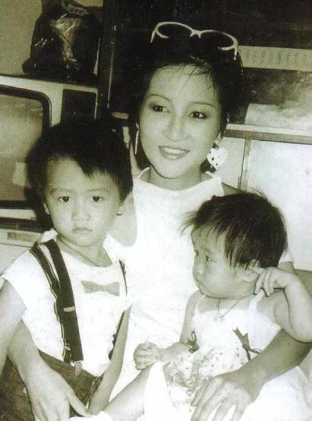 谢霆锋妈妈和张柏芝妈妈，没有对比就没有伤害，网传不和，打脸造