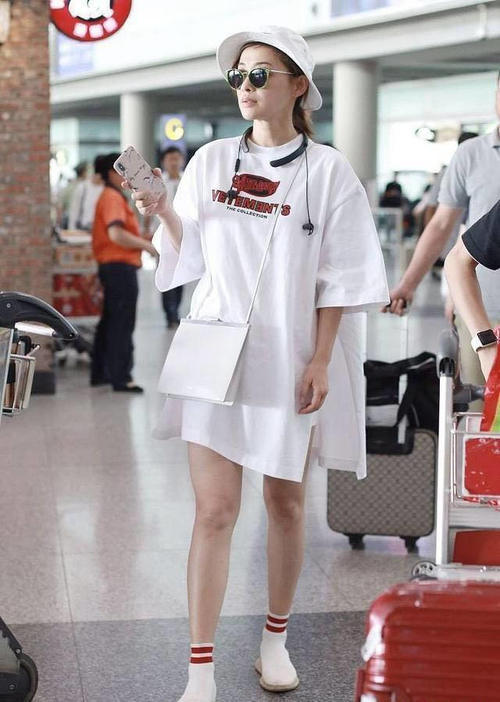 梅婷腿有点粗，但是会搭配就是厉害，网友：怎么看都舒服