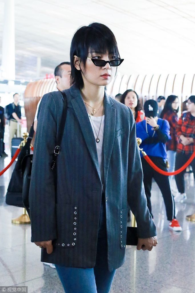 2019春夏纽约时装周：周笔畅着西装霸气启程观秀  圆脸肉嘟嘟花式