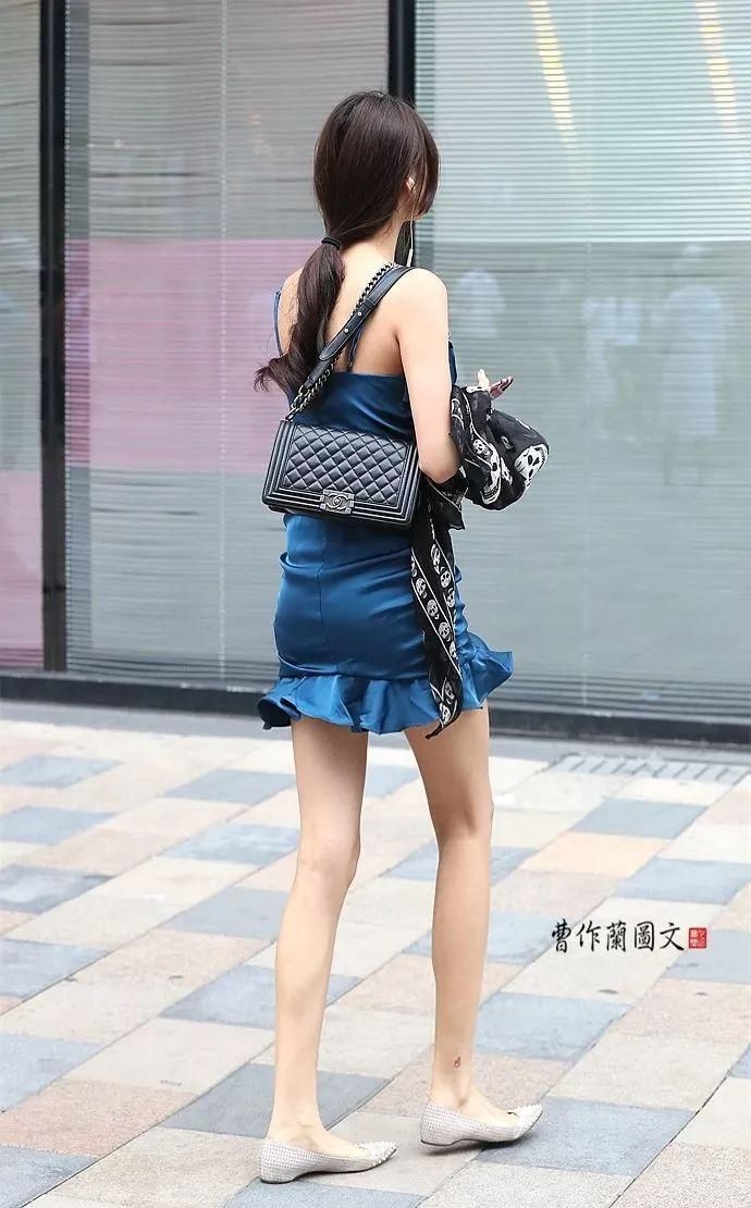 街拍:勾画凹凸有致好身材的包身裙美女