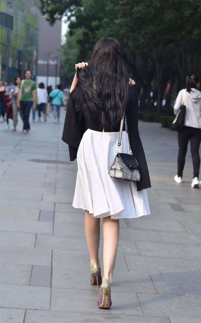 夏季里姑娘们要寻找一件适合自己的衣服，展示自己美丽身材