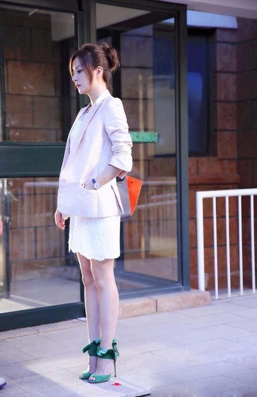 瘦了的赵薇，美到极致!看她这双“细针”鞋，就知道她多努力了!