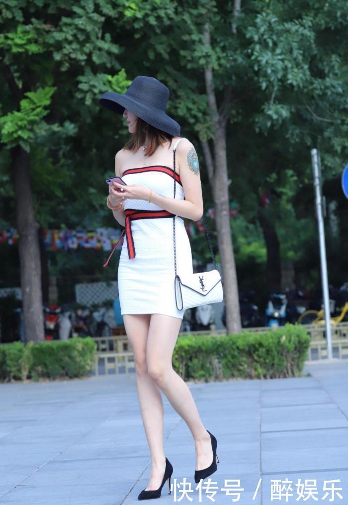 「尽显」美女颜值高气质佳,一袭红白拼接短裙尽显好身材