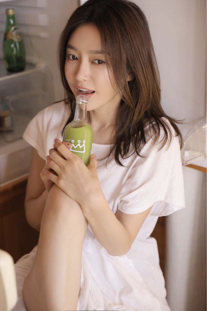 秦岚真拼了！穿白色睡裙竖起腿坐着，竟不穿打底裤，让人眼前一亮