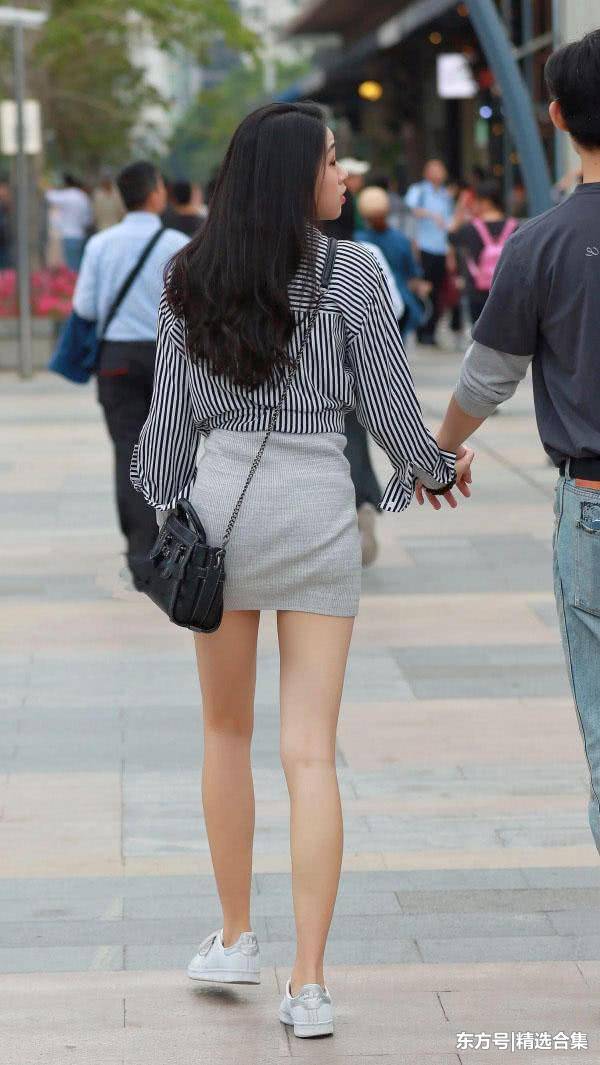 街拍：漂亮小姐姐穿包臀裙显出微胖身材，一双笔直的长腿很迷人