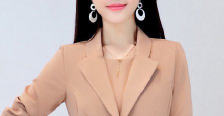 假如我30几岁，旗袍白送我也不穿，小香风套装搭裸靴，别提多美