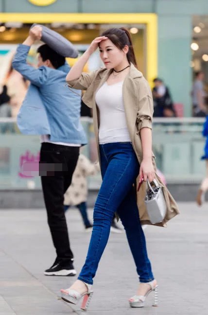 气质小姐姐抬手遮挡眼光十分淑女，被路人男子抢镜，让人哭笑不得