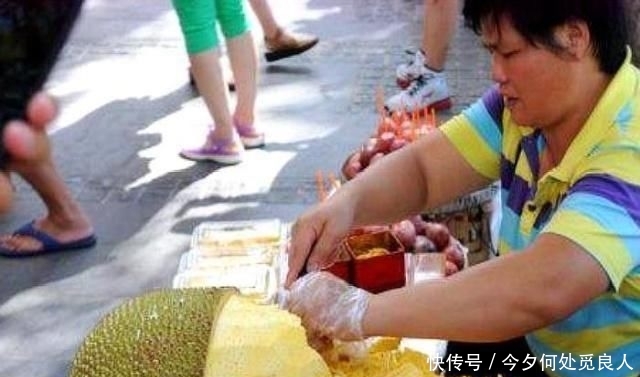 在泰国旅游, 女孩刚要接水果老板递的手套, 被导游拉住: 不要接!