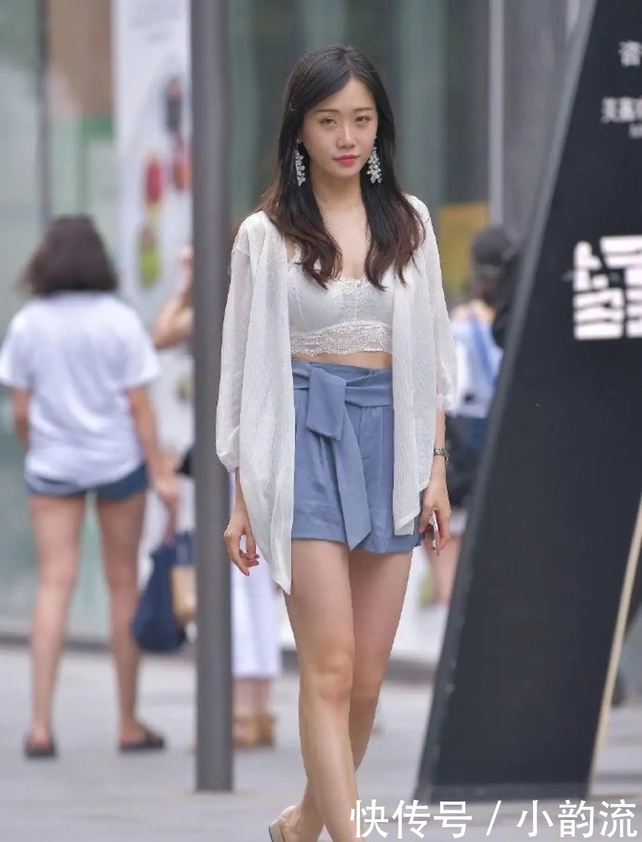  「美女」这美女也太大胆了，穿成这样就敢上大街。网友：给力！