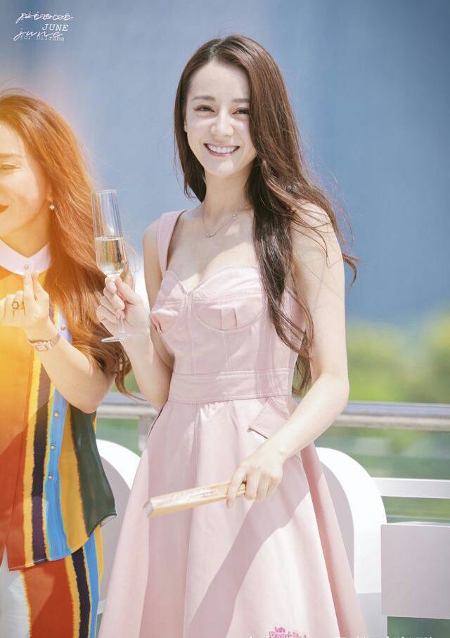 同穿粉色裙，赵丽颖迪丽热巴甜如初恋，而欧阳娜娜却显老气