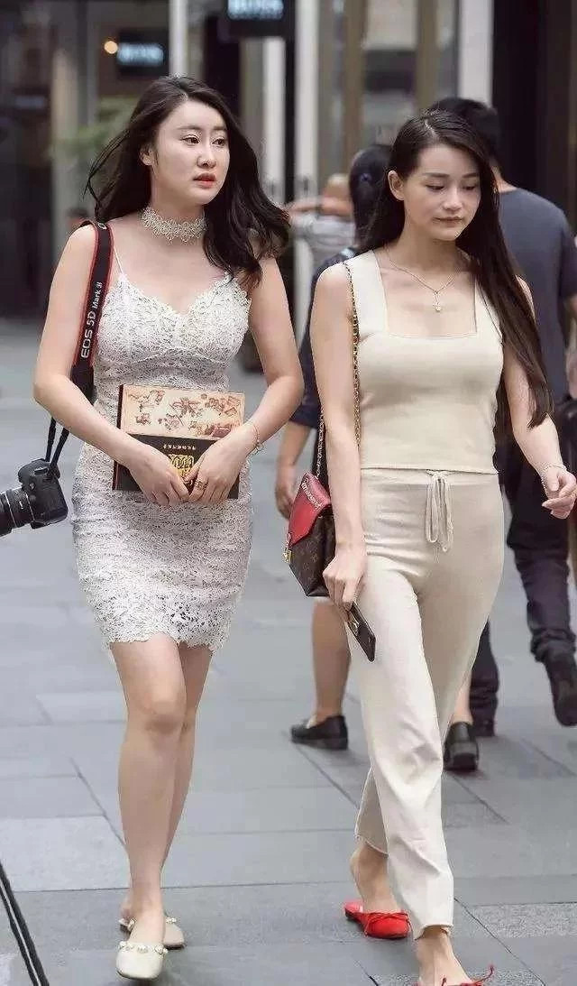 街拍:一个有韵味的微熟女,散发着她不一样的魅力