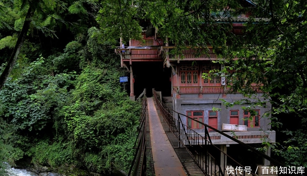 隐藏在峨眉山后的古镇，被称为五马归槽，美景不输丽江消费还低