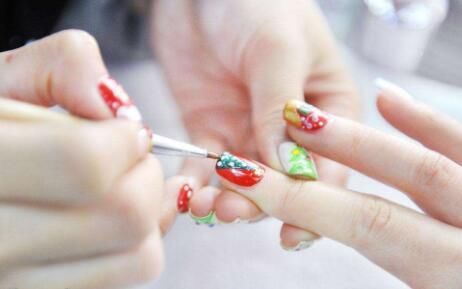 女子自主创业，开美甲店，年赚20万