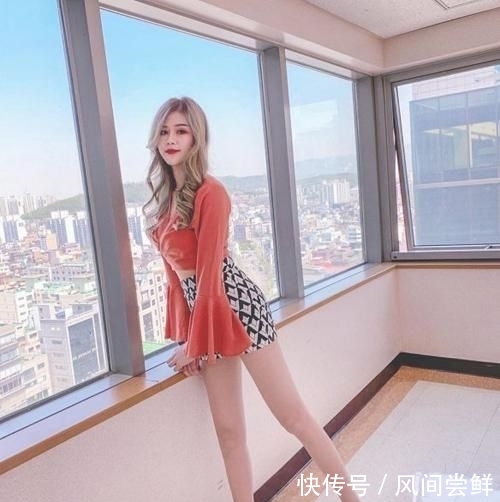 『邻家』“九头身”邻家美女,身材高挑大长腿吸睛,完美比例让人眼前一亮
