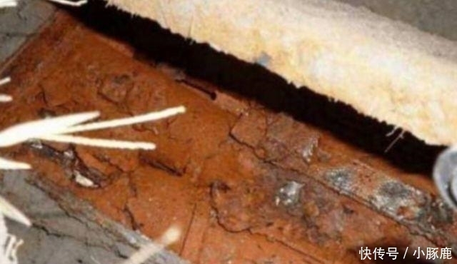 男子耕地挖出了大铁盒, 打开后不淡定了, 直接就报了警