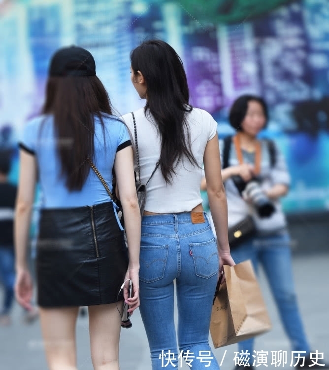  [气质]气质女生对牛仔裤热情不减，个性穿搭让造型靓丽依然