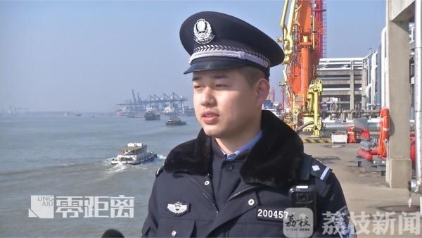 军装换警服 出入境边防检查站集体换装