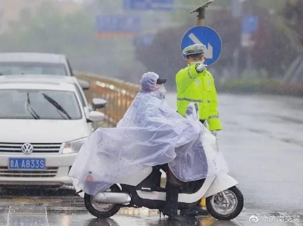  「坚守岗位」保畅通促安全！山东交警雨中执勤尽职责，坚守岗位保平安！