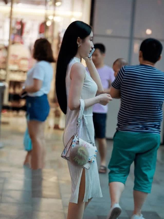  「设计」秘书表姐穿开衩裙，太美了，这让她备受宠爱