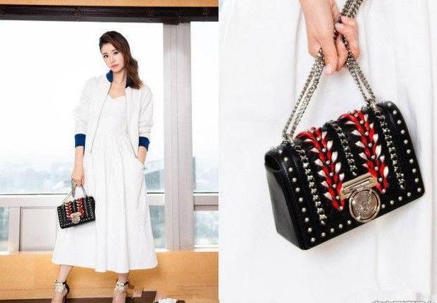 林心如也太会穿了！白T配破洞牛仔裤，一下子就嫩回了18岁！