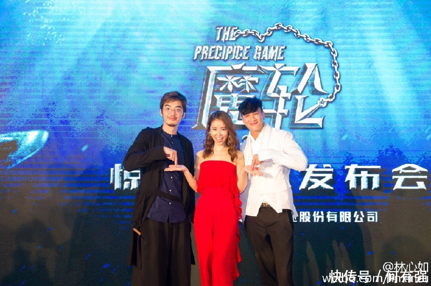 42岁林心如素颜现身机场，T恤+牛仔裤显小20岁，网友：被迷倒了