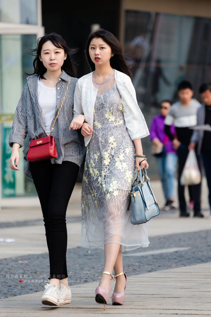 路人街拍：好优雅的长腿小姐姐，时尚的短裙，圆润的香肩