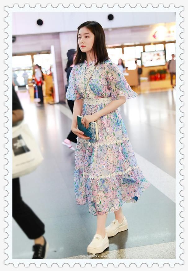 谁说关晓彤像大妈？同穿印花裙，明明是18岁的李兰迪更显老气！