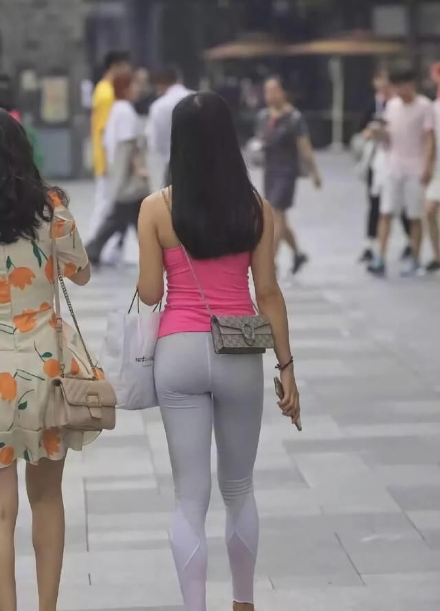 街拍美女:比颜值更重要的就是身材了，好身材才能穿出打底裤的美