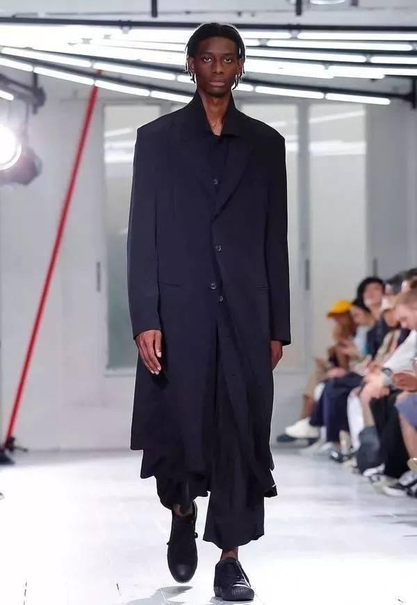  时装秀：Yohji Yamamoto 2020 春夏时装秀：山本耀司的黑色诗意想象