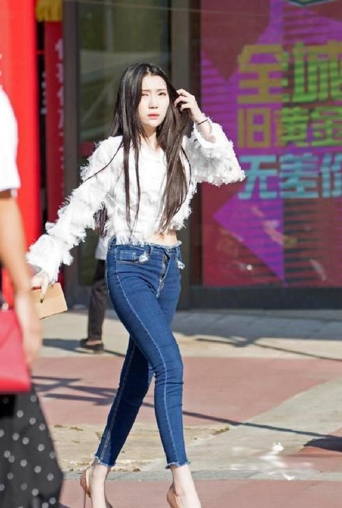  #美女#帅气百搭牛仔裤，美观又简练大气，秀出小姐姐青春风采！