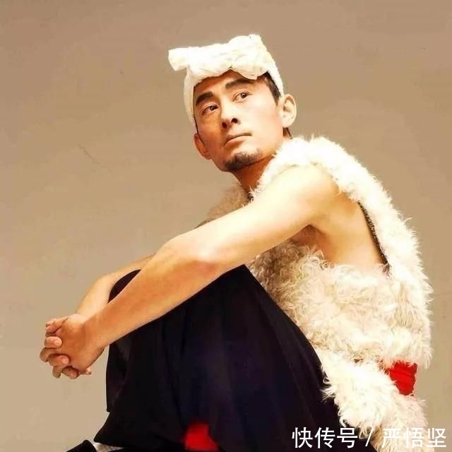  『依旧』51岁阿宝穿7年前演出服唱新歌，依旧比不过披上大衣的朱之文？