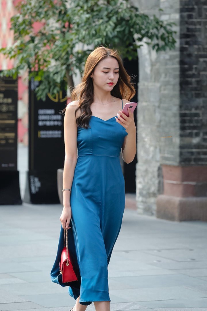 穿吊带连衣裙的小姐姐，淑女十足！