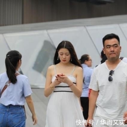 美女：大长腿十分亮眼，非常有女人味，街拍：柔美娇俏的小姐姐