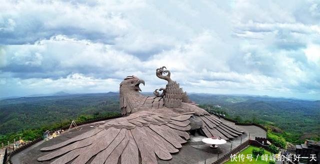 印度建造世界最高鸟雕像,耗时10年,游客表示这只鸟有点惨!