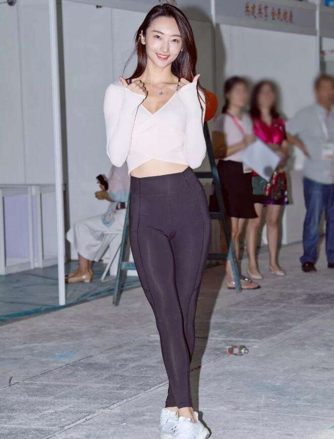 没肉的看完千万别穿, 微胖女生才能驾驭这样的紧身裤