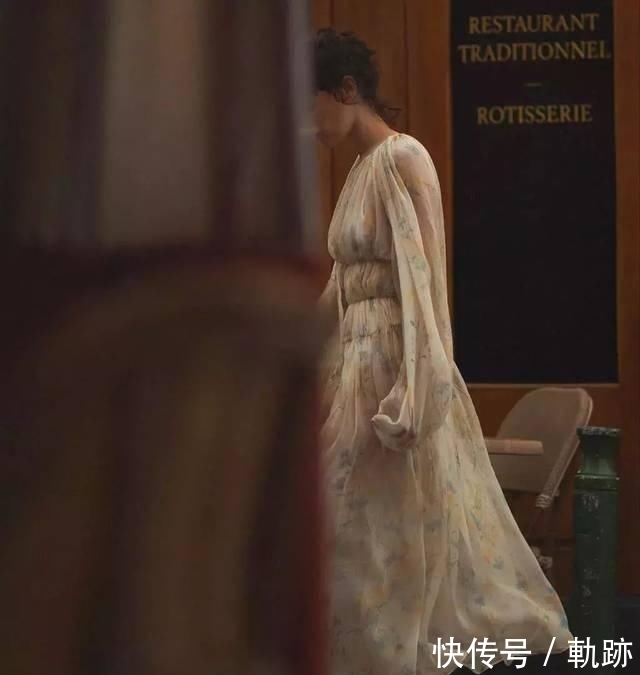 『花朵』2020开春 流行穿“开满花”的裙子,谁穿谁美!