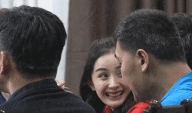 杨幂吃火锅被亲戚偷拍，粉丝发现视频中的不对劲后，要求删除！