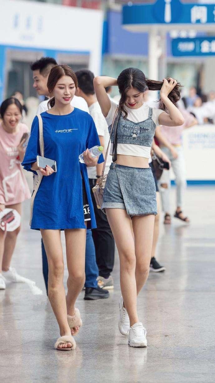 穿蓝色长款T恤的小美女，颜值气质身材，看一眼就会喜欢上她!