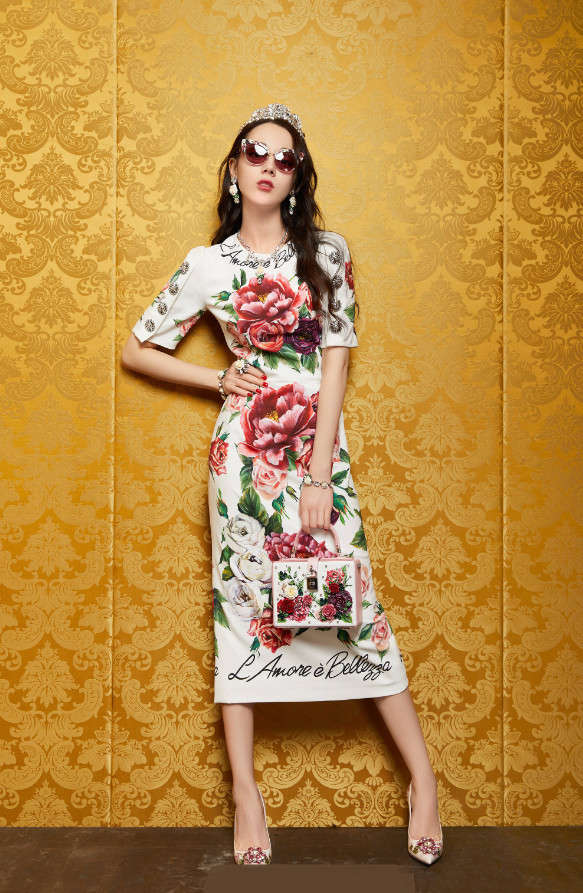 宋祖儿和迪丽热巴穿粉裙，差5岁，一个显成熟一个嫩得出水！