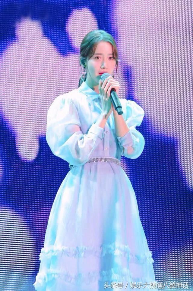 林允儿黑色连衣裙蹲地上，腿上缀满流苏，裙摆都撩到大腿上了