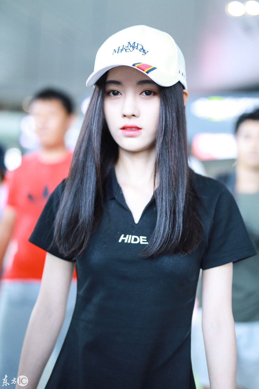 鞠婧祎现身机场，肤色美白抢镜夺目