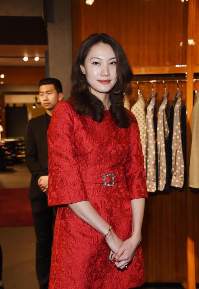  【迷人】谢杏芳林丹同框，谢杏芳一袭红裙搭配黑丝袜性感迷人，大长腿抢镜