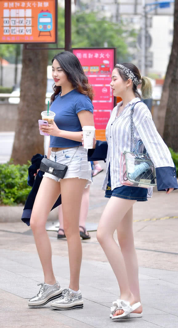 姐妹花结伴上街一样的热裤大长腿，小姐姐的婴儿肥占了上风
