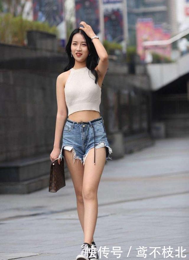  「俏丽」俏丽性感的美女街拍：清新甜美的小姐姐，展现时尚魅力