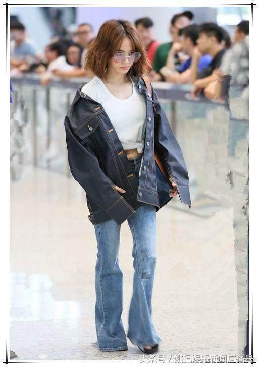 蔡依林为炫腹够拼！穿露脐装就算了还披外套，网友：还不如不露