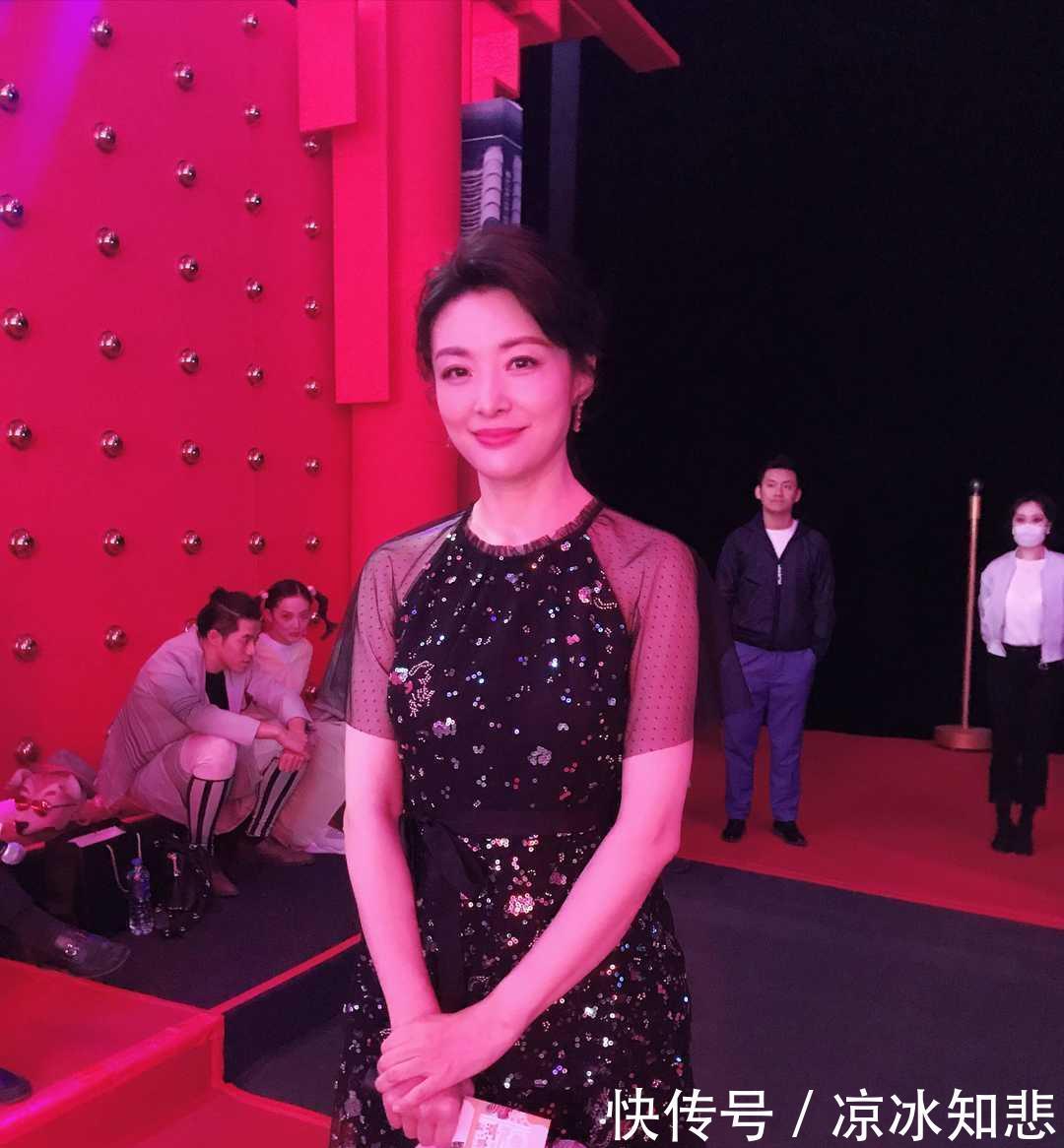 【出了她】著名主持人周涛走机场,印花衬衫配八分裤,素颜出行依然优雅大气