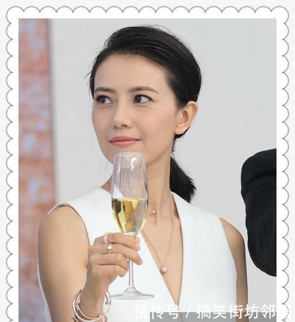 当俞飞鸿和高圆圆同穿深V裙的那一刻,我才知道什么叫气质如兰!