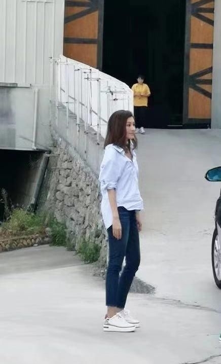 条蓝色■衬衫配紧身牛仔裤,模特身材不像孩子妈,49岁李嘉欣疑复出开工